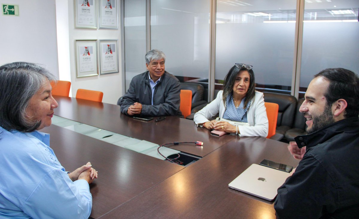 SaludPichincha's tweet photo. 📍 Nuestro coordinador Zonal, @williampc_ec, mantuvo una reunión con miembros del Grupo Activo por la Salud de Llano Chico, con el objetivo de fomentar la mejora de la infraestructura de su centro de salud.

🤝 Este trabajo conjunto refleja el compromiso de #ElNuevoEcuador por garantizar espacios adecuados, seguros y dignos para la atención de las familias.

🌱 Invertir en infraestructura es invertir en bienestar.