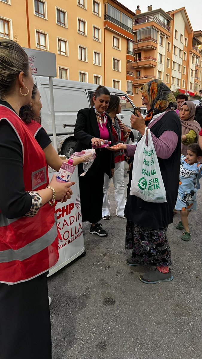 gokcenbenay91's tweet photo. “Bugün, kadın kolları başkanımız ve yönetimiyle birlikte Güneşevler Mahallemizin pazar yerinde Mevlid Kandili vesilesiyle vatandaşlarımıza lokum ikramında bulunduk. Kandilimizin ülkemize  adalet, eşitlik, barış ve kardeşlik getirmesini temenni ediyoruz.” https://t.co/RsndT7c3zz