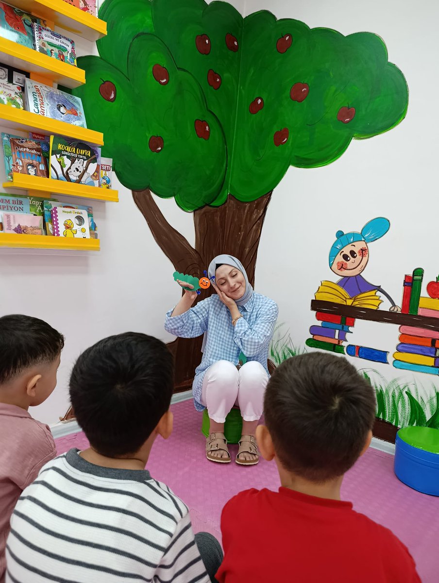 Benim minik tırtıllarım. 🐛💚
Bu fotoğraf öyle çok şey anlatıyor ki…
Birçok zorluğu olsa da bu meslek tam benim için. Minicik kalplere dokunmak, onların yüzündeki minicik bir gülümseme ömre bedel. ✨