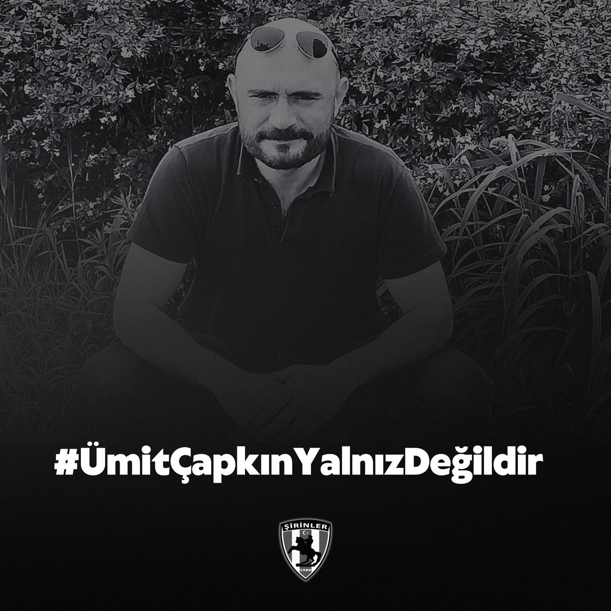 🔴 Trend Topic: #ÜmitÇapkınYalnızDeğildir

Ümit Çapkın, yerde yaralı haldeyken Emrah Tok tarafından silahla vurularak hayatını kaybetti. 

Tok’un adliyeye gülerek girmesi ve sosyal medyadaki tartışmalar tepki topladı.

Kamuoyunda olayın niteliği konusunda farklı görüşler var: Bir