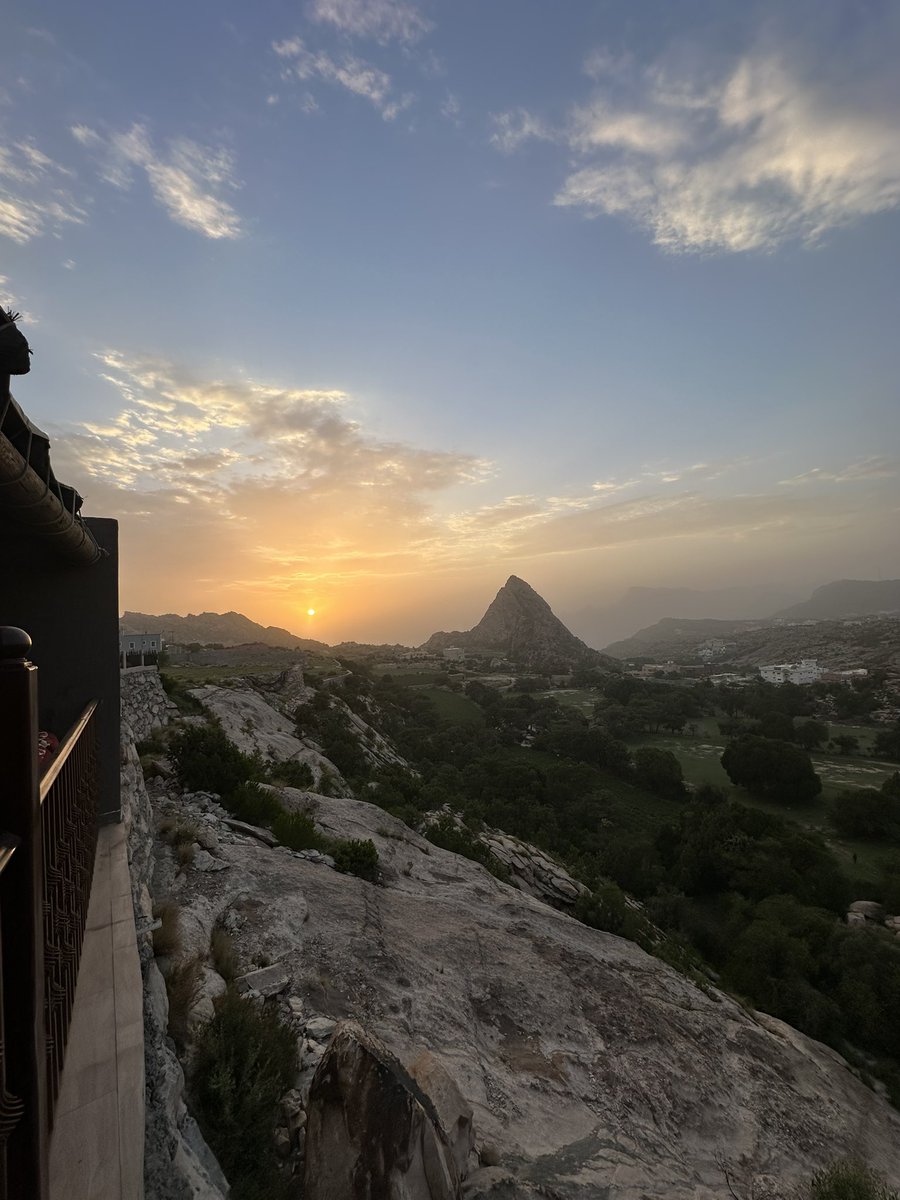 #رسالة_اليوم 
#حقيقه 
#غرد_بصورة 

لا شـــيء يُؤلــم كـ استرجاع الذكريـــات مع شخـــص لن يعــود !!!!