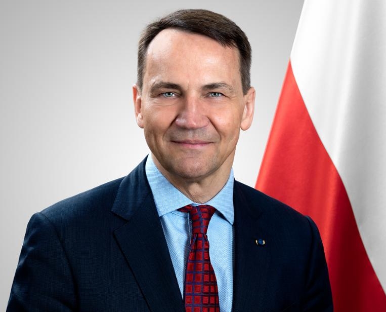 Jutro, gdy Nawrocki będzie już w Polsce po 3-godzinnym, dekoracyjnym spotkaniu z Trumpem, wicepremier Sikorski spotka się w Waszyngtonie z doradcą Trumpa ds. Ukrainy Keithem Kelloggiem. Bo my #RobimyNieGadamy 🇵🇱❤️