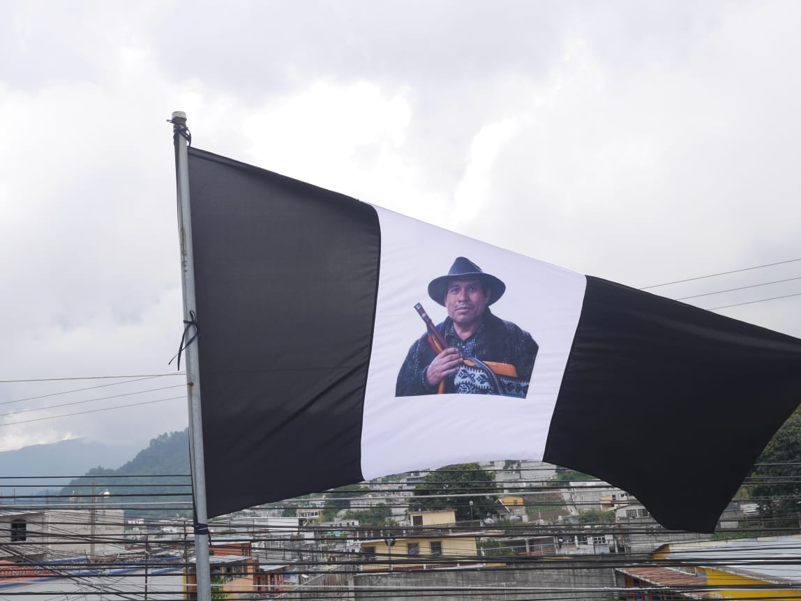 Banderas negras en el mes "patrio" por Esteban Toc, exvicealcalde indígena de Sololá.

📷 Nuto Chavajay/ <a href="/PrensaComunitar/">Prensa Comunitaria Km169</a>