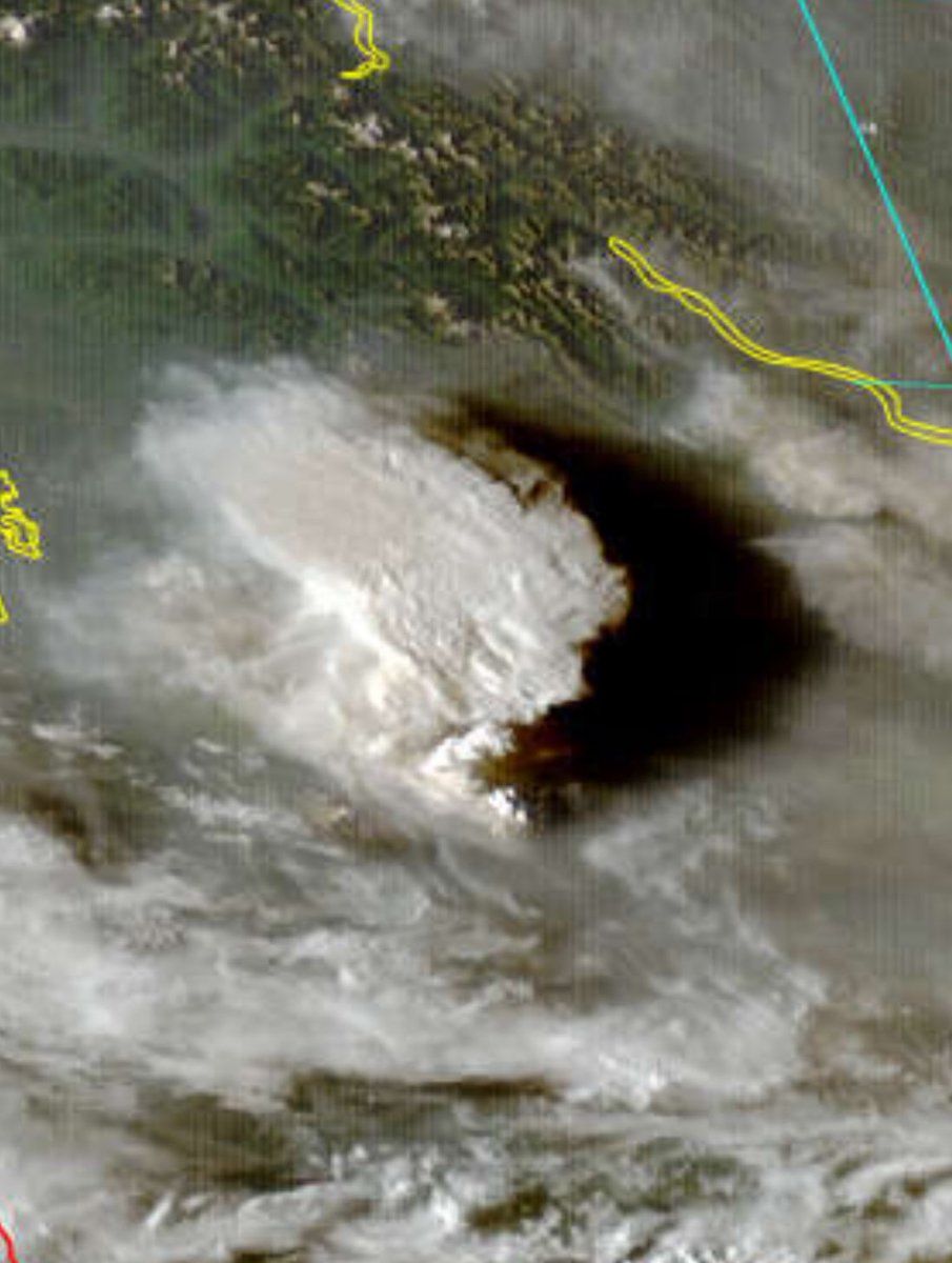 wheeler244's tweet image. Holy cow.. Look at the dark shadow from the #WildcatFire just east of Mt. Rainier 😮. The fire behavior is just incredible today.. #wawx #pnw #wilfire