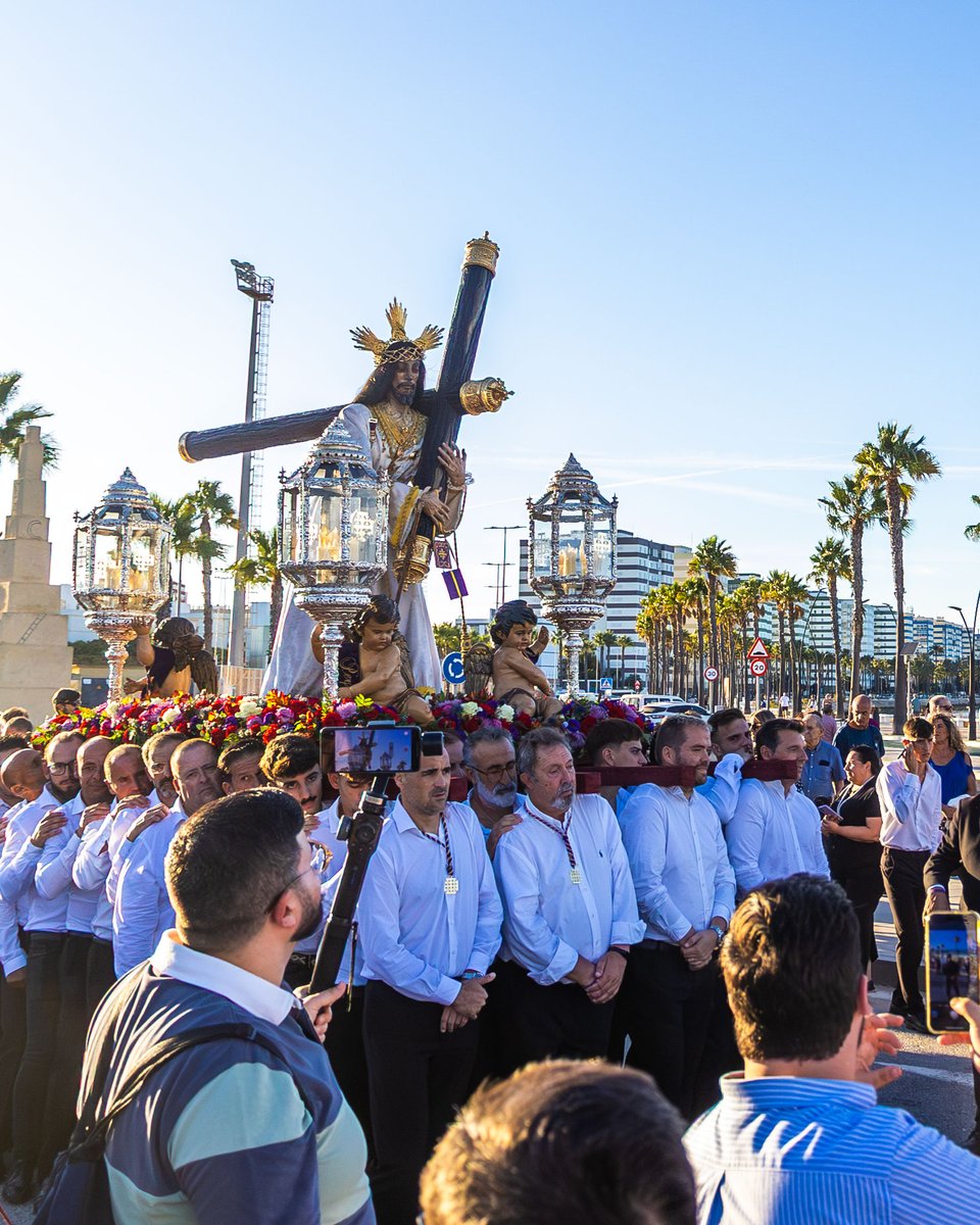 🏙️Barriada de la Paz. Nacida entre necesidades, crecida en el olvido y resistente como pocas.  Aquí no todo ha sido fácil…pero sí muy verdadero.

Hoy el Nazareno pisa una zona que resistió en silencio. Una zona que no sale en mapas del poder, pero sí está en el corazón de Dios💜