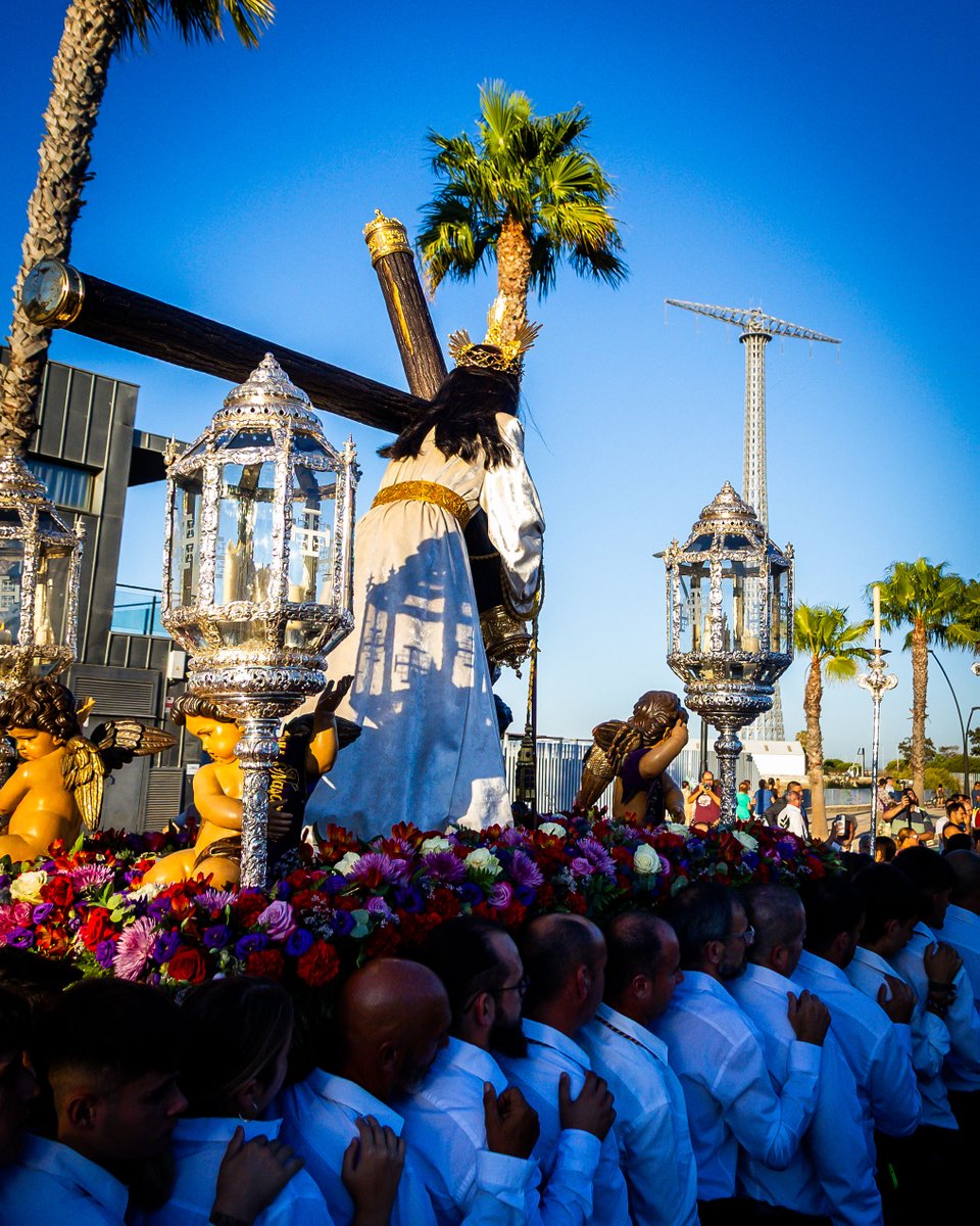 😍 ¿Cómo puedes ser la gran olvidada de Cádiz, Puntales?
Calles con alma, pintorescas… vecinos humildes.

Hoy tu Nazareno está allí. Y tu gente responde con verdad y Esperanza.

Porque Puntales estará en la otra punta,
pero siempre está en el centro del corazón de Él💜