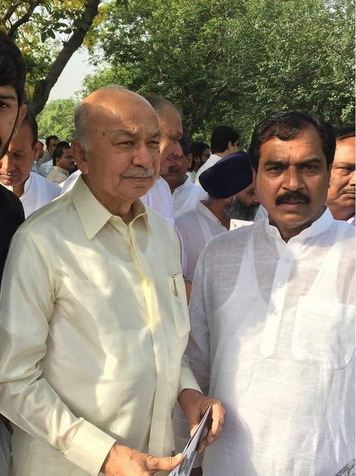 Incsolanki's tweet photo. कांग्रेस वरिष्ठ नेता, देश के पूर्व गृह मंत्री ( भारत सरकार) एवं पूर्व मुख्यमंत्री महाराष्ट्र श्री सुशील कुमार शिंदे जी को उनके जन्मदिन की बहुत बहुत बधाई ढेरों शुभकामनाएं। 🎂💐🎊 https://t.co/DBX0wT1gld