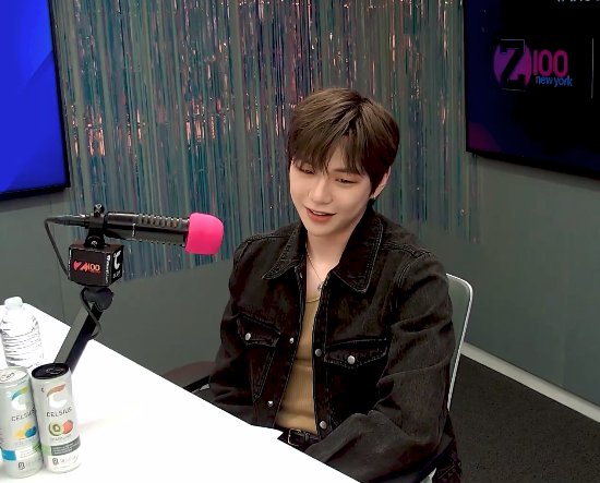 Maebelline1210's tweet photo. 👤 how was the drama acting experience for you?
🐶 Ahh I don't want to think about that really. I kind of feel small regrets about my acting. It's tougher than I thought because you need to erase your everything and put in a random person and personality. I have never been in their life and it's just a script but you gotta make your own habits from it. I think I was really bad at acting then. Maybe I will get back into acting after 10 years or 5 years later but not now. 

https://t.co/gFsFi090ho