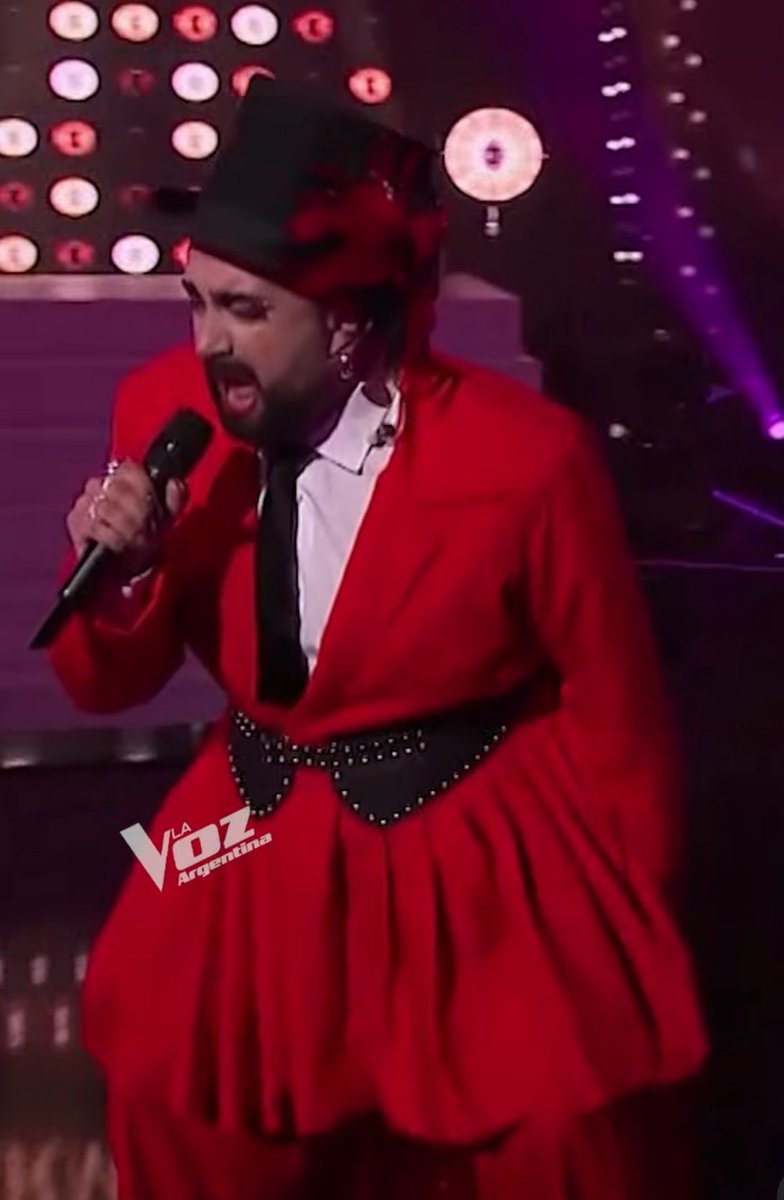 Como le van a dar 5 voces una sola persona <a href="/mirandaenvivo/">Miranda!</a> ? 
Y encima el chabon, Como se atreve a lograr tremendo show? Icónico todo #LaVozArgentina