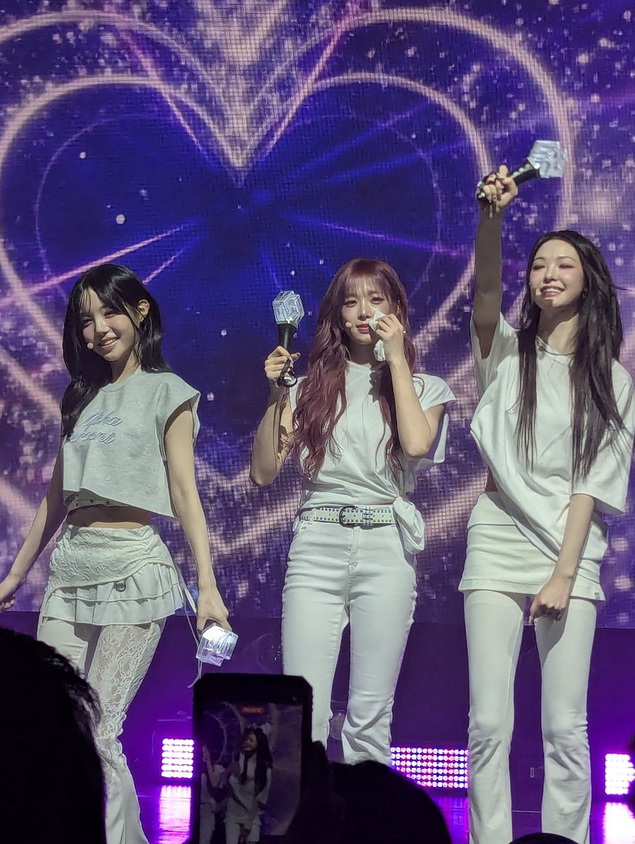 sodapopnayeon's tweet image. NOOOOO THEY PERFORMED 37.5 AS THE LAST SONG AND NIEN GOT EMOTIONAL &amp;amp; STARTED TEARING UP AND KOTONE RAN TO GIVE HER A TISSUE 😭😭😭