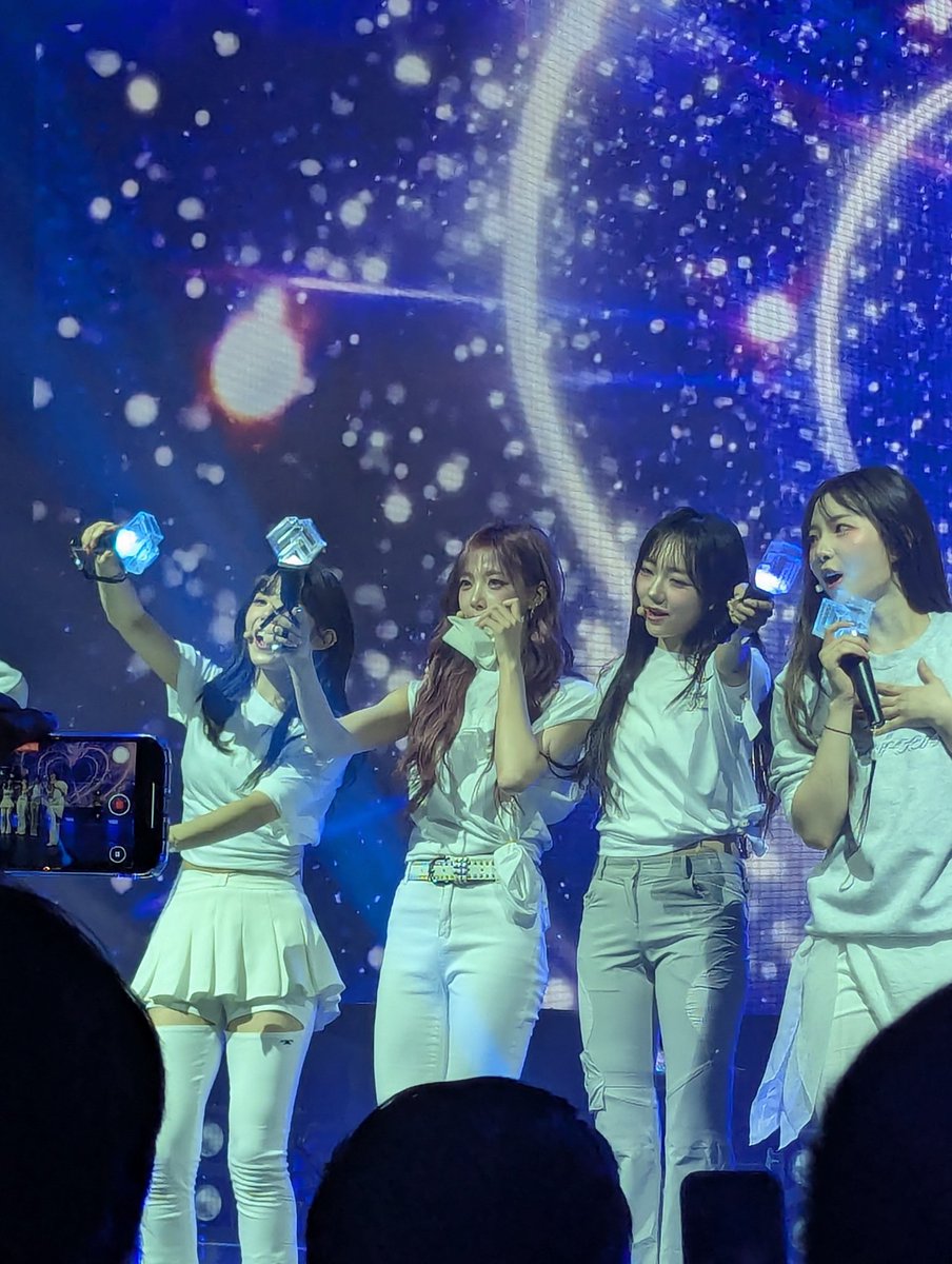 sodapopnayeon's tweet image. NOOOOO THEY PERFORMED 37.5 AS THE LAST SONG AND NIEN GOT EMOTIONAL &amp;amp; STARTED TEARING UP AND KOTONE RAN TO GIVE HER A TISSUE 😭😭😭