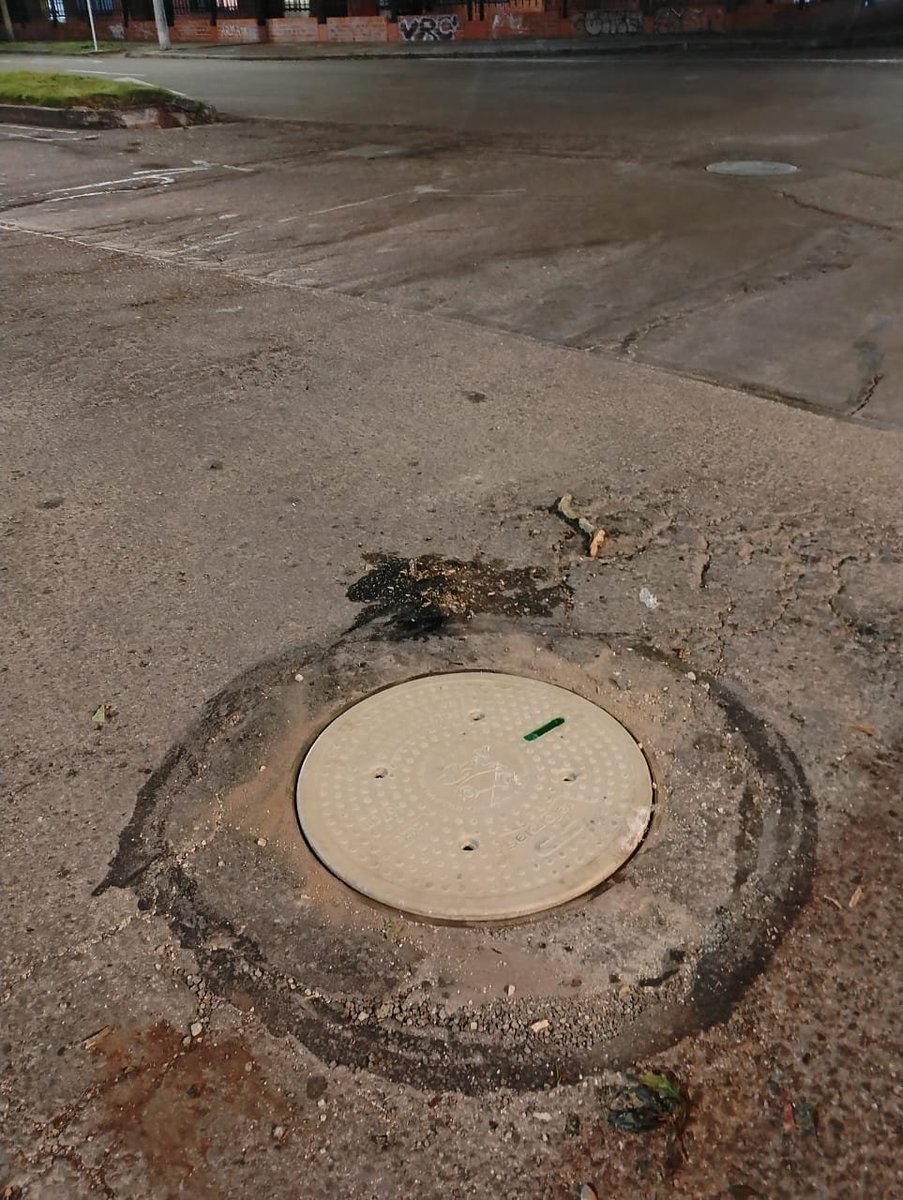 AcueductoBogota's tweet image. 👋@PerafanJC buenas noches, te confirmamos que la situación ha sido solucionada. Nuestro equipo operativo instaló la tapa faltante. ¡Gracias por avisarnos! 🤝