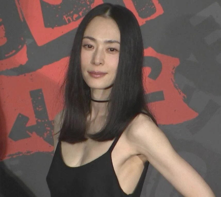 深津絵里、52歳！ 二の腕も鍛えてるのわかるしめちゃくちゃ綺麗⭐️ 今