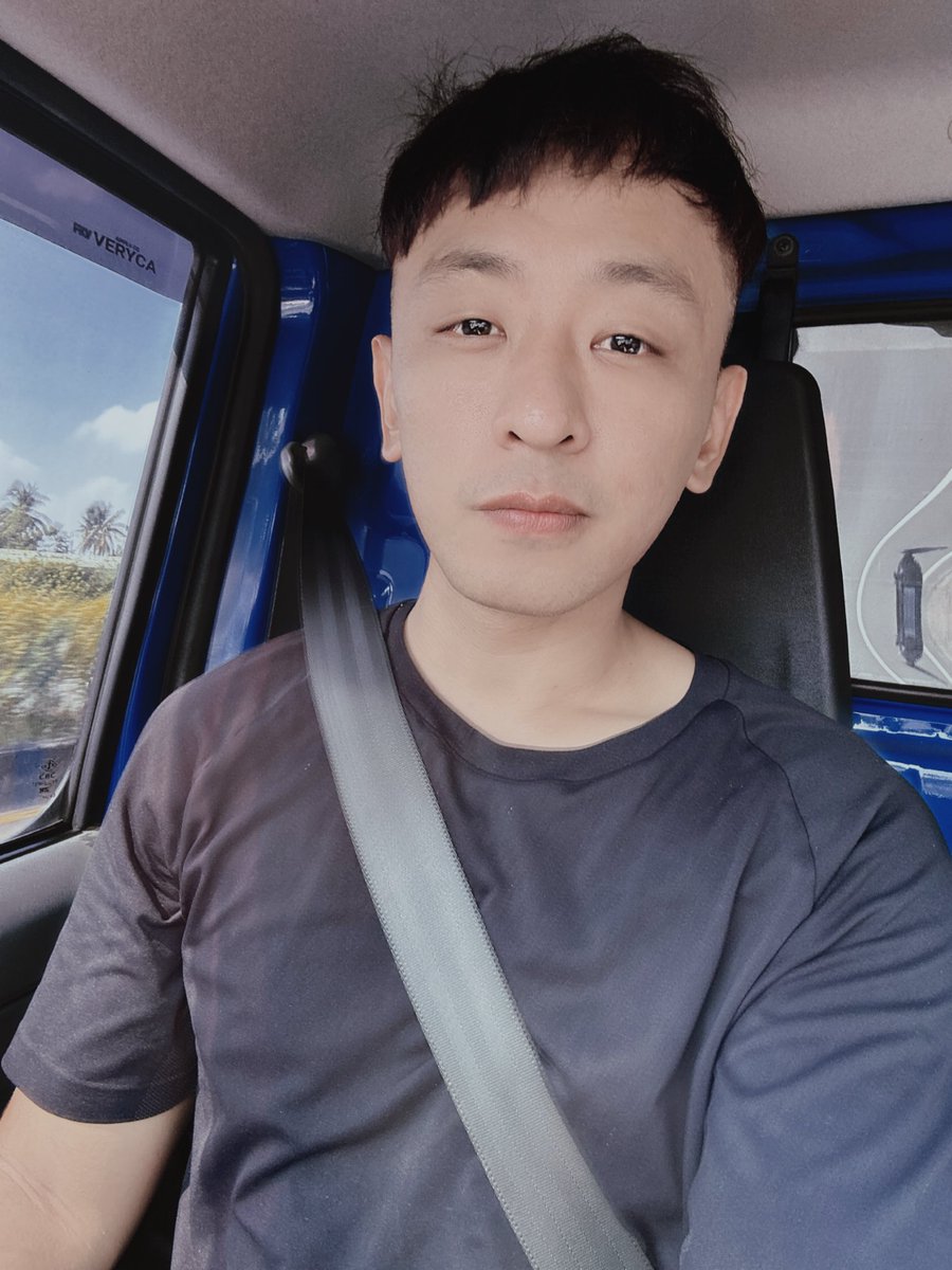 剪完頭髮除了覺得很呆之外
就剩這雙充滿智慧的眼神了