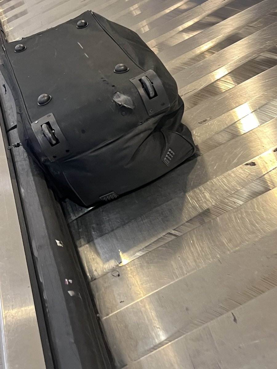 My bad got 2 LAX ripped and not one <a href="/AlaskaAir/">Alaska Airlines</a> employee around WTF smh 🤦‍♂️