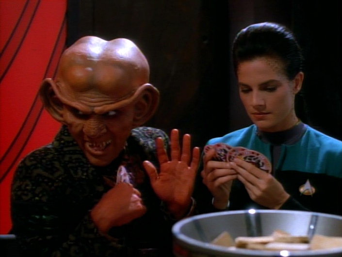 JanelleWaz's tweet photo. How you actually look while waving to that cutie across the room. #DS9 #RulesOfAcquisition #allstartrek https://t.co/7eIVKRU7uw