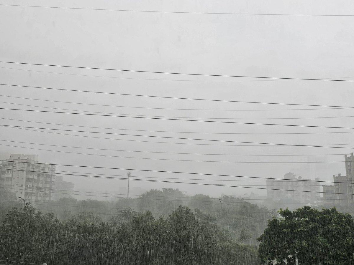 Day starts with a burst of heavy downpour in south #Gurgaon. These are short spells of rains and won't last more than 30 mins. 
One or two such passing spells are expected in different areas of #Delhi NCR till late evening today
Risk of marginal water logging will be there