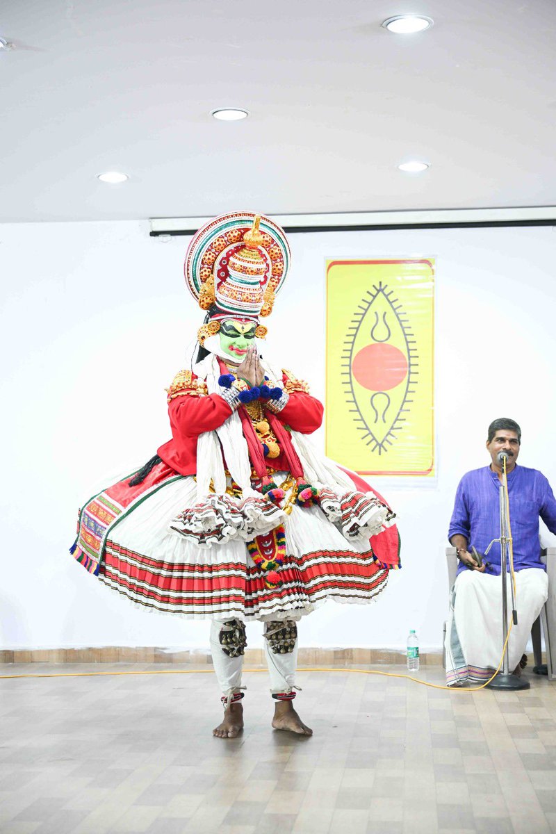 spicmacaybihar's tweet photo. Kathakali performance by Kalamandalam M Amaljith ji and his team at Krishna Niketan, Patna https://t.co/C8KkZ1rxas