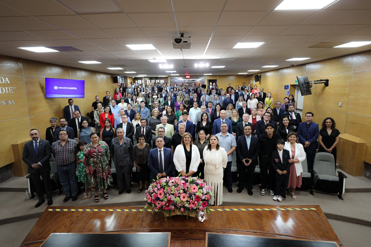 ✨ Hoy se celebró la Sesión Solemne de Instalación de la Sala Regional Guadalajara.

La Magistrada Presidenta <a href="/rebecabaram1/">Rebeca Barrera Amador</a> afirmó: “Hoy es un día histórico”. ⚖️🇲🇽

Junto a la Magda. <a href="/Irinacervantes3/">Irinacervantes</a> y el <a href="/Magdo_SAGO/">Sergio Guerrero</a> inicia una nueva etapa.

#SRG #TEPJF #pleno