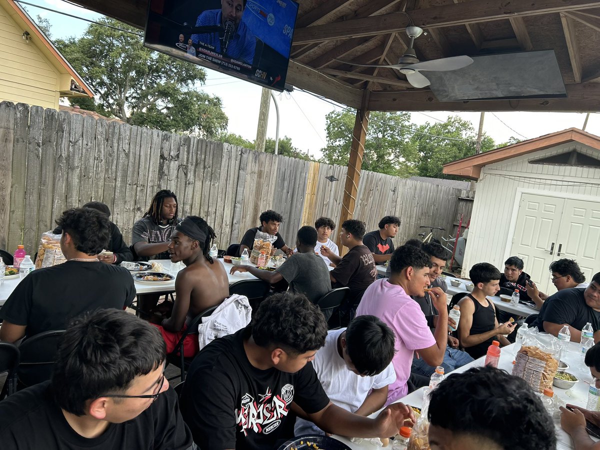 sohofootball's tweet photo. New tradition for SOHO Football

TEAM DINNER

Thanks for all of those that donated time or $. We appreciate you! https://t.co/AL1ICgIv60