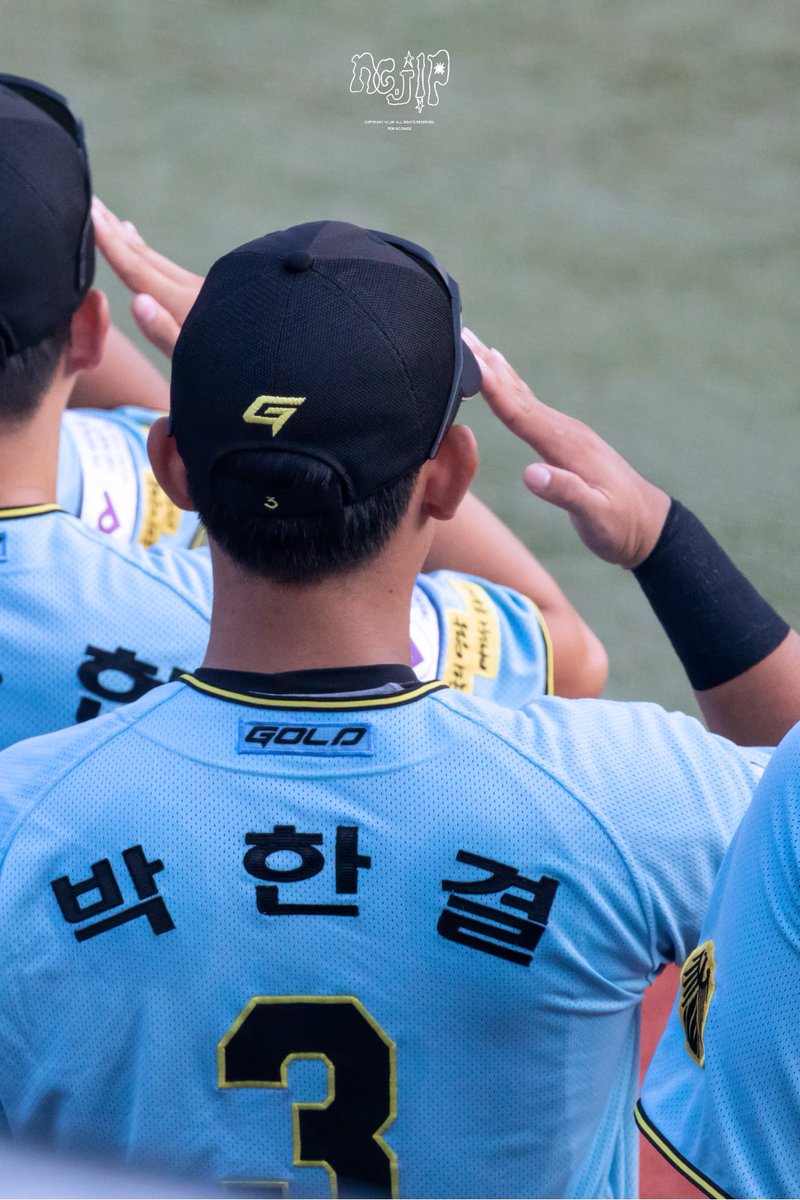 nc_jip's tweet photo. 국기에 대하여 경례

#신용석 #박한결 https://t.co/XMVugbR8AS