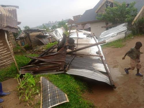mediacongo's tweet photo. #NordKivu: Une pluie torrentielle s'est abattue sur la ville de #Beni causant d’importants dégâts matériels dont une dizaine de maisons emportées et plusieurs toitures détruites aux quartiers #Benengule, #Rwangoma, #Butanuka, #Kanzulinzuli et #Macampagne. Le coordonnateur de la protection civile, Jean-Paul Kapitula, qui a dressé le bilan, a précisé qu'aucune perte en vie humaine n'a été heureusement déplorée