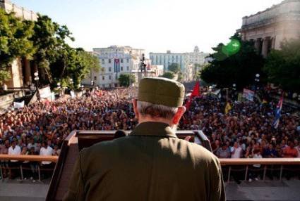 UJCdeCuba's tweet photo. Hace 15 años, al inicio del curso escolar y ante el peligro de una nueva guerra en el Medio Oriente con imprevisibles consecuencias para el 🌎, #FidelPorSiempre habló a los estudiantes universitarios, a quienes llamó «queridos compañeros» desde la Universidad de La Habana.
#Cuba https://t.co/XCFf0rtgcx