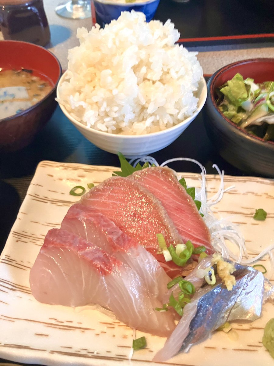 Lemon

あの日の悲しみさえ　あの日の お刺身さえ
そのすべてを愛してた　あなたとともに
胸に残り離れない　甘いゴハンの匂い
雨が降り止むまでは刈れない
切り分けた令和の米騒動の様に
今でも あなたは多分コシヒカリ🙄

#刺身盛り定食 #伊勢屋