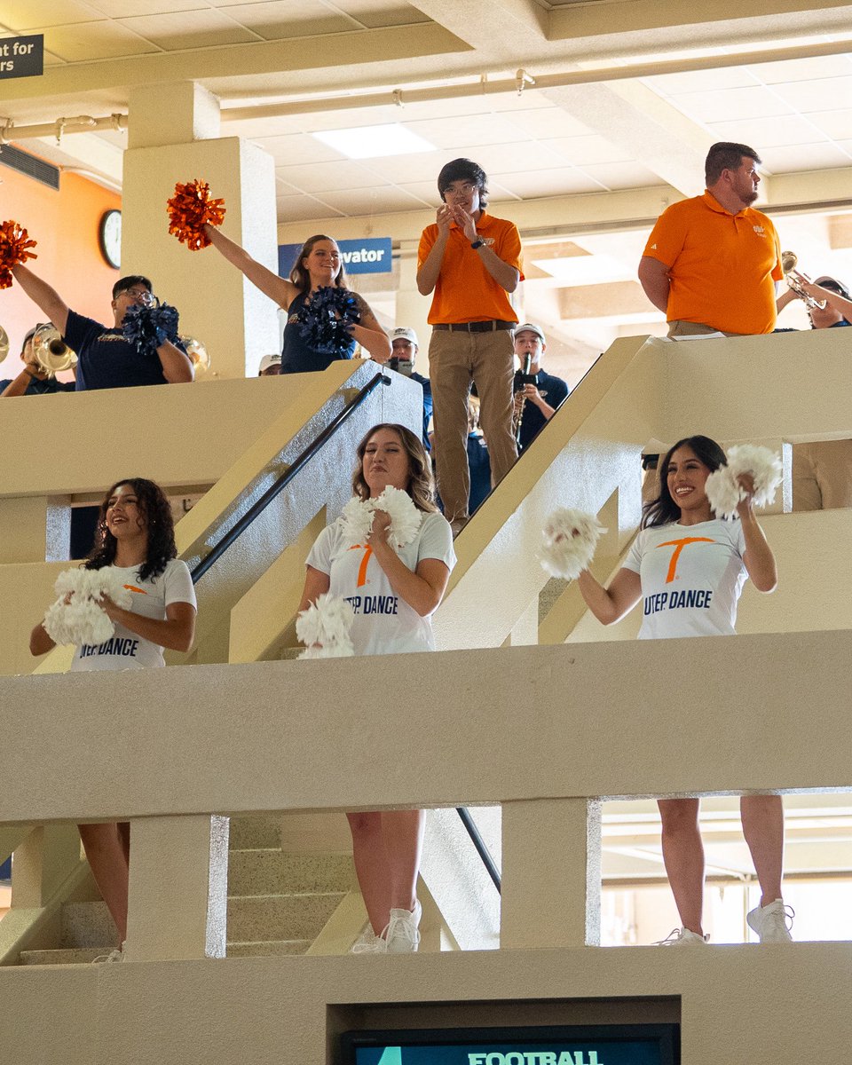 UTEPAthletics's tweet photo. First home game 🤝 first home game

#PicksUp https://t.co/9NkF4cACNs