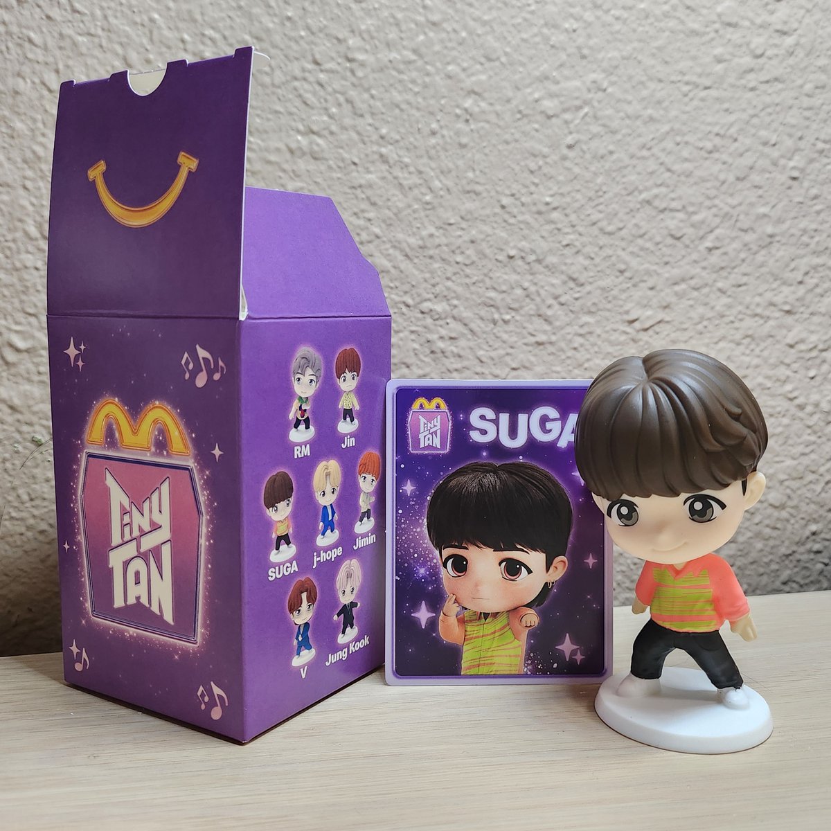 점원들이 영 시큰둥해서 스티커도 못 받고 해피밀 박스는 바로 열었는데 감튀 기름 잔뜩이라 소장하기 어려운 상태고.. 타이니탄 포장 아닌 사과/우유 받았지만.. 
장난감 선택 안 되는 미국 맥날에서 한 번에 최애가 나와 행복한 사람입니다😆
길에서 열어보고 행복해서 바로 📸