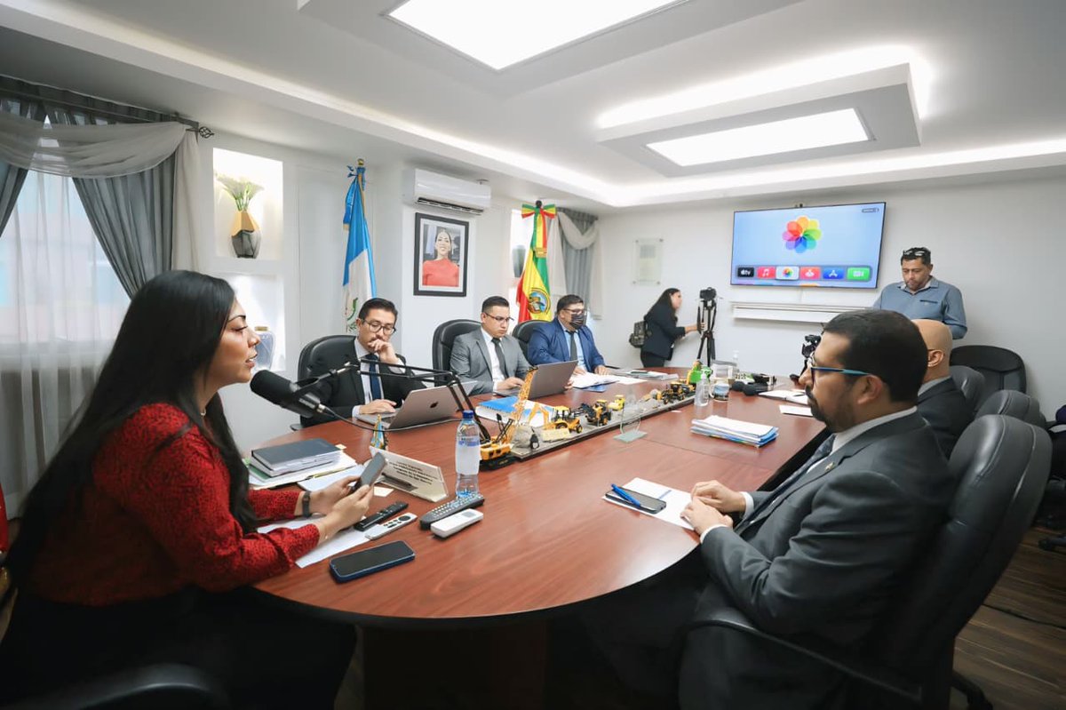 En seguimiento al tema de remozamientos a los establecimientos educativos en el departamento de San Marcos, la diputada Vivian Preciado Navarijo <a href="/vivinavarijo/">Vivi Navarijo</a>, se reunió con Francisco Cabrera y Donaldo Carías, viceministros del <a href="/MineducGT/">Mineduc Guatemala</a>.