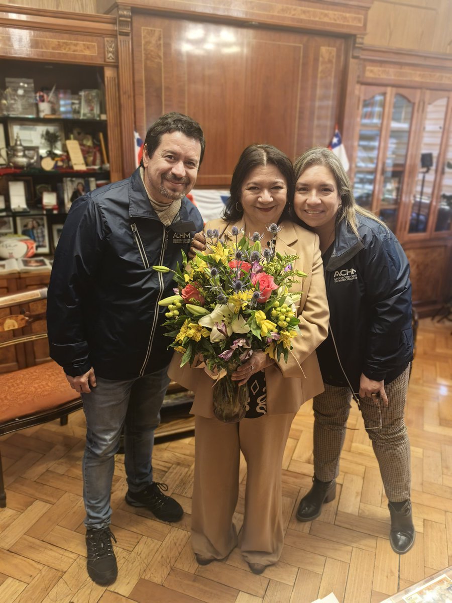 ClaudiaPizarro's tweet photo. Gracias a todas y todos por el cariño y las palabras de apoyo en estas últimas horas. He recibido muchas llamadas y mensajes, y también estas hermosas flores que me envió la Asociación Chilena de Municipalidades @AChMChile. Agradezco a su presidente @alessandri2024, a la directiva y a sus trabajadores. 💜🦋
