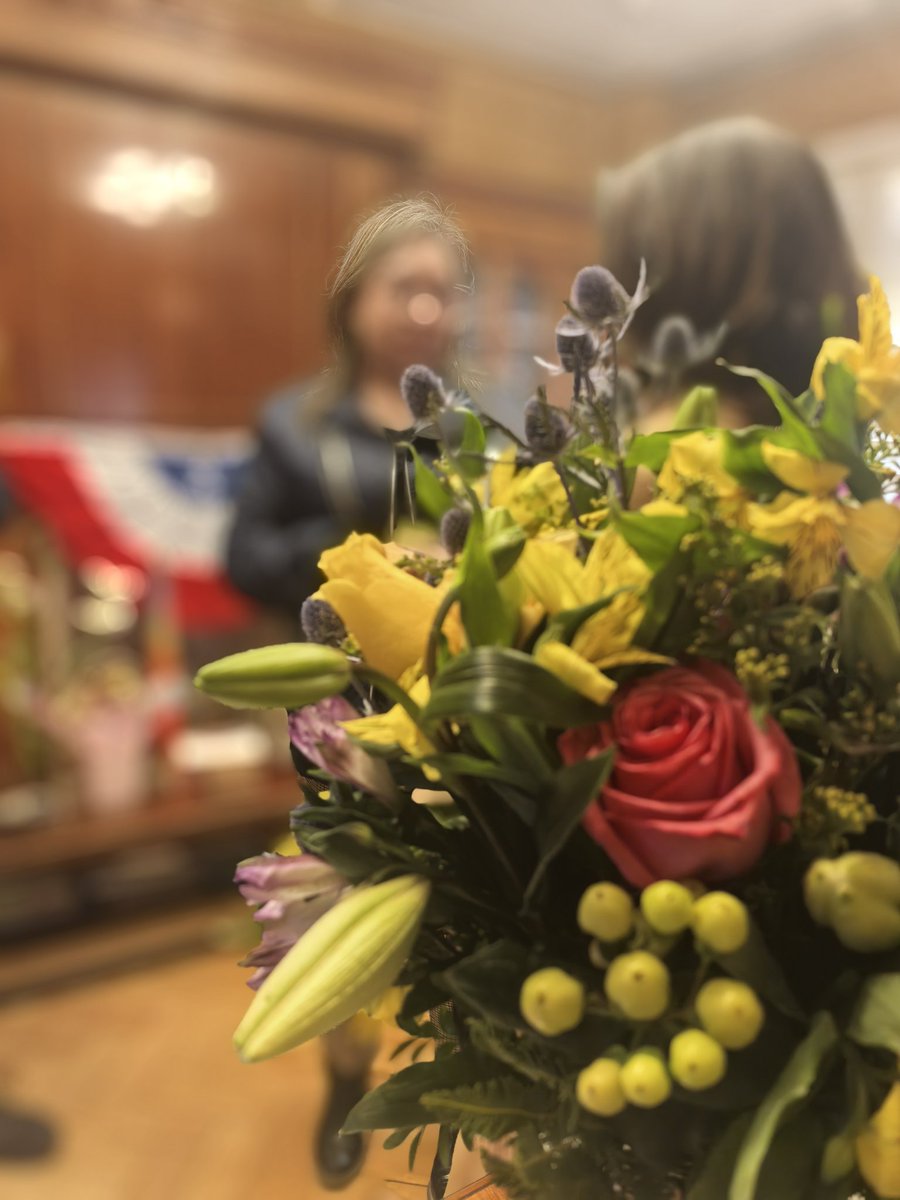 ClaudiaPizarro's tweet photo. Gracias a todas y todos por el cariño y las palabras de apoyo en estas últimas horas. He recibido muchas llamadas y mensajes, y también estas hermosas flores que me envió la Asociación Chilena de Municipalidades @AChMChile. Agradezco a su presidente @alessandri2024, a la directiva y a sus trabajadores. 💜🦋