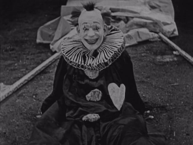Le décès tragique de Jean Pormanove m'a renvoyé à une œuvre cinématographique, He who gets slapped de Victor Sjöström, 1924. Un toujours prodigieux Lon Chaney campe un clown pétri de traumatismes qui se fait gifler et humilier chaque soir devant un public qui en redemande.
