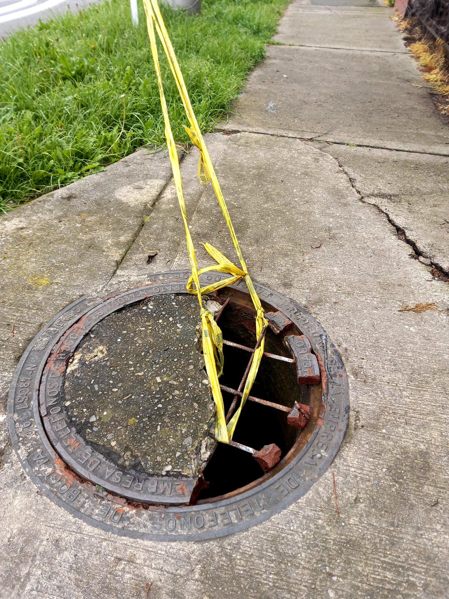 PerafanJC's tweet image. @ETBSoluciones Señores ETB, hay muchas tapas hurtadas que están generando riesgo para la comunidad.  Esta imagen es del anden peatonal sobre la carrera 118 con calle 80 A (al norte). Urgente.