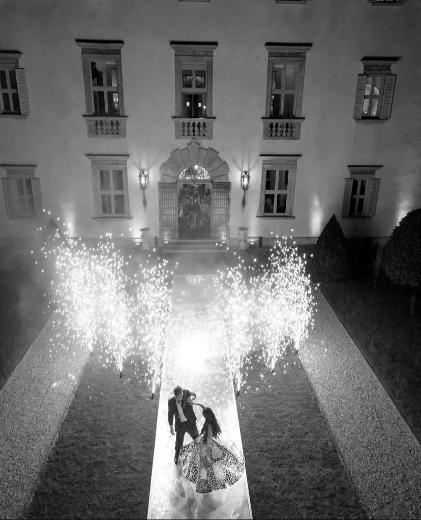 Becca Bloom said ''I do'' from a custom Oscar de la Renta gown to fireworks over Lake Como, her wedding was a pure fairytale.
Read our Blog for more details-blanck.uk/post/love-in-c… 
#BeccaBloom #wedding #trending