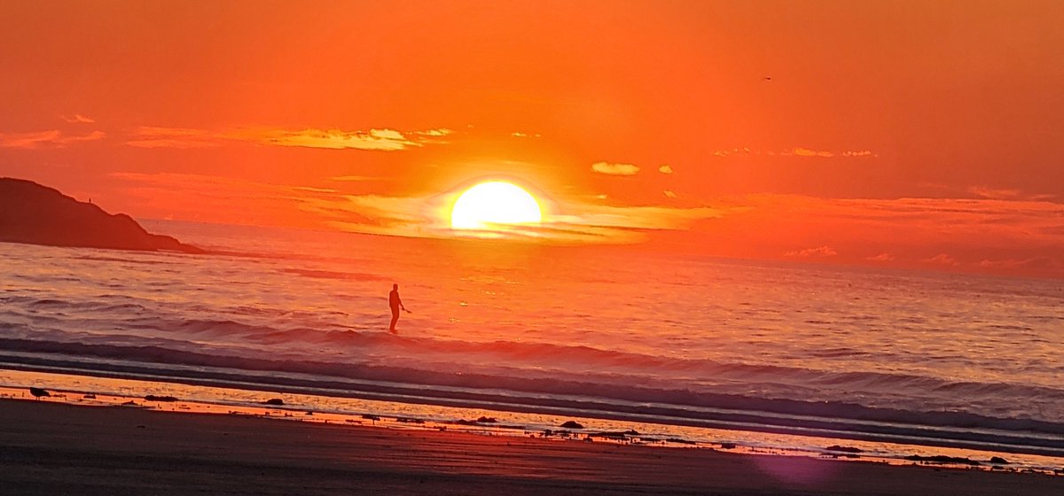 PeterLovasco's tweet image. Here&apos;s another angle from this morning&apos;s sunrise. No filters #Gloucester #ma 📷 03SEP25