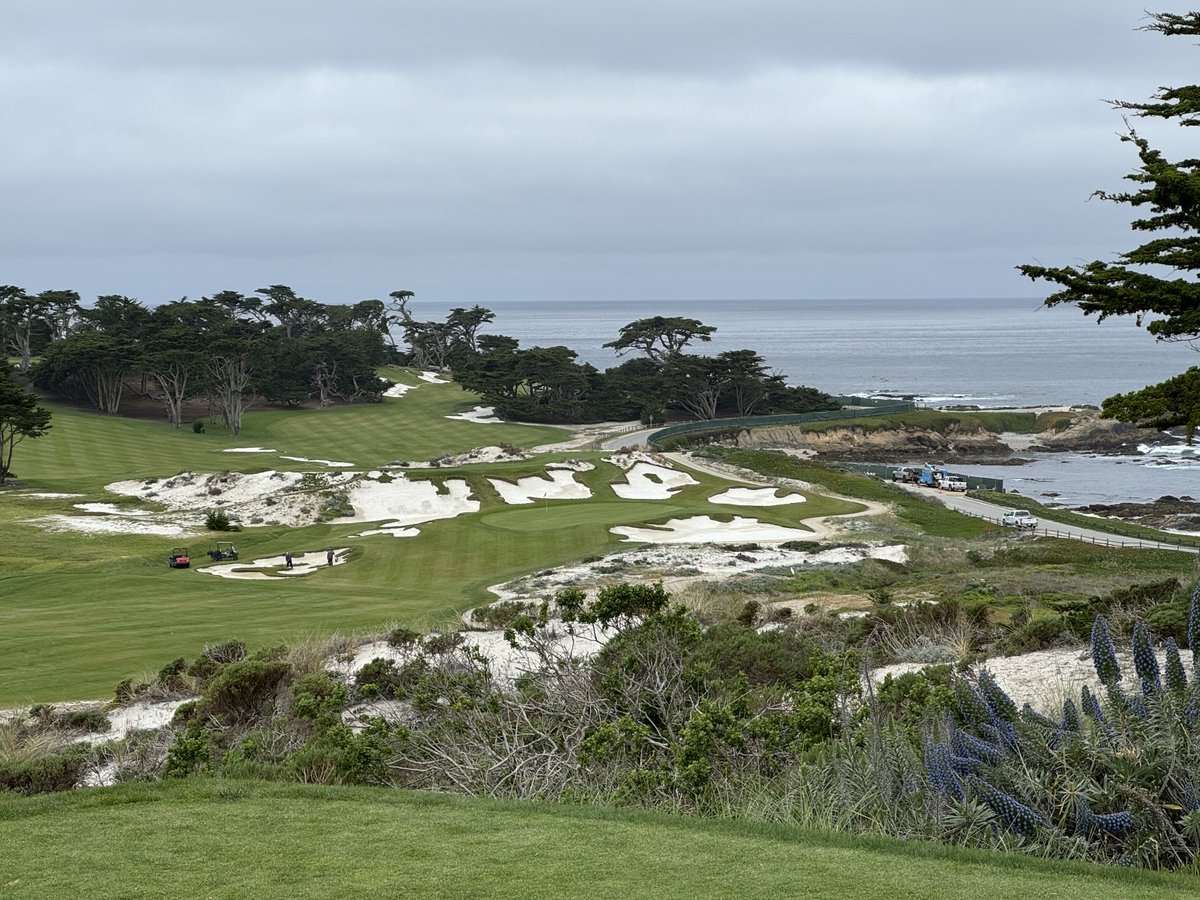 golfcourses101's tweet photo. Pretty unreal setting for the Walker Cup this week!

Is this the best setting for a golf course in the world?  If not, what rivals this? https://t.co/1QUjisDx3p
