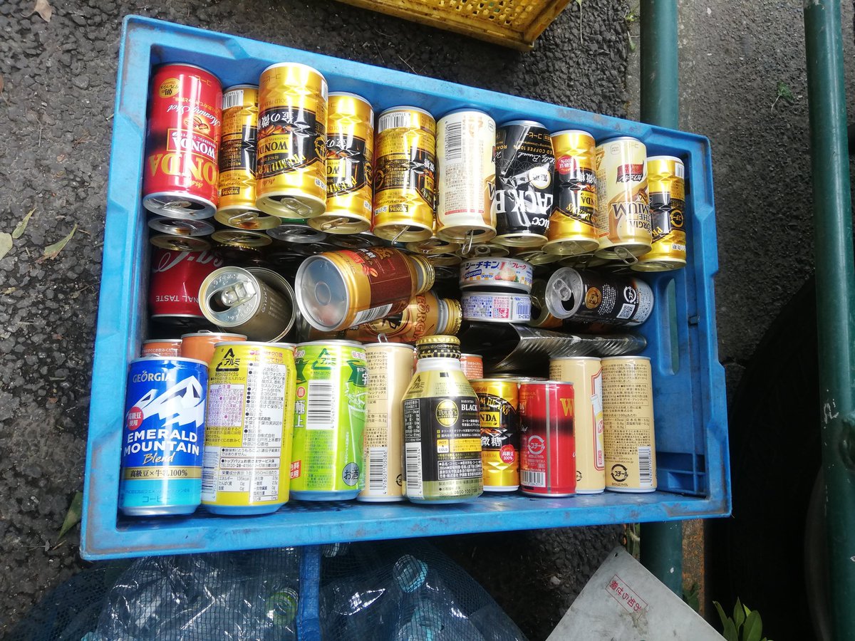 【今日のごみトリビア】
自治体にもよりますが、缶は潰さない方がいいみたいです。なぜかというと圧縮した時に缶と缶が噛み合わさってひとまとまりになるので、最初から潰れていると噛み合わない&amp;磁選機でアルミが飛ばなく分別ができないみたいです！
#ゴミ清掃員の日常