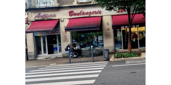 Messengeweld.

Grenoble: 24-jarige bakker neergestoken door drie mannen die zijn brood probeerden te stelen, verkeert in kritieke toestand . Twee mannen gearresteerd in Roma-kamp.