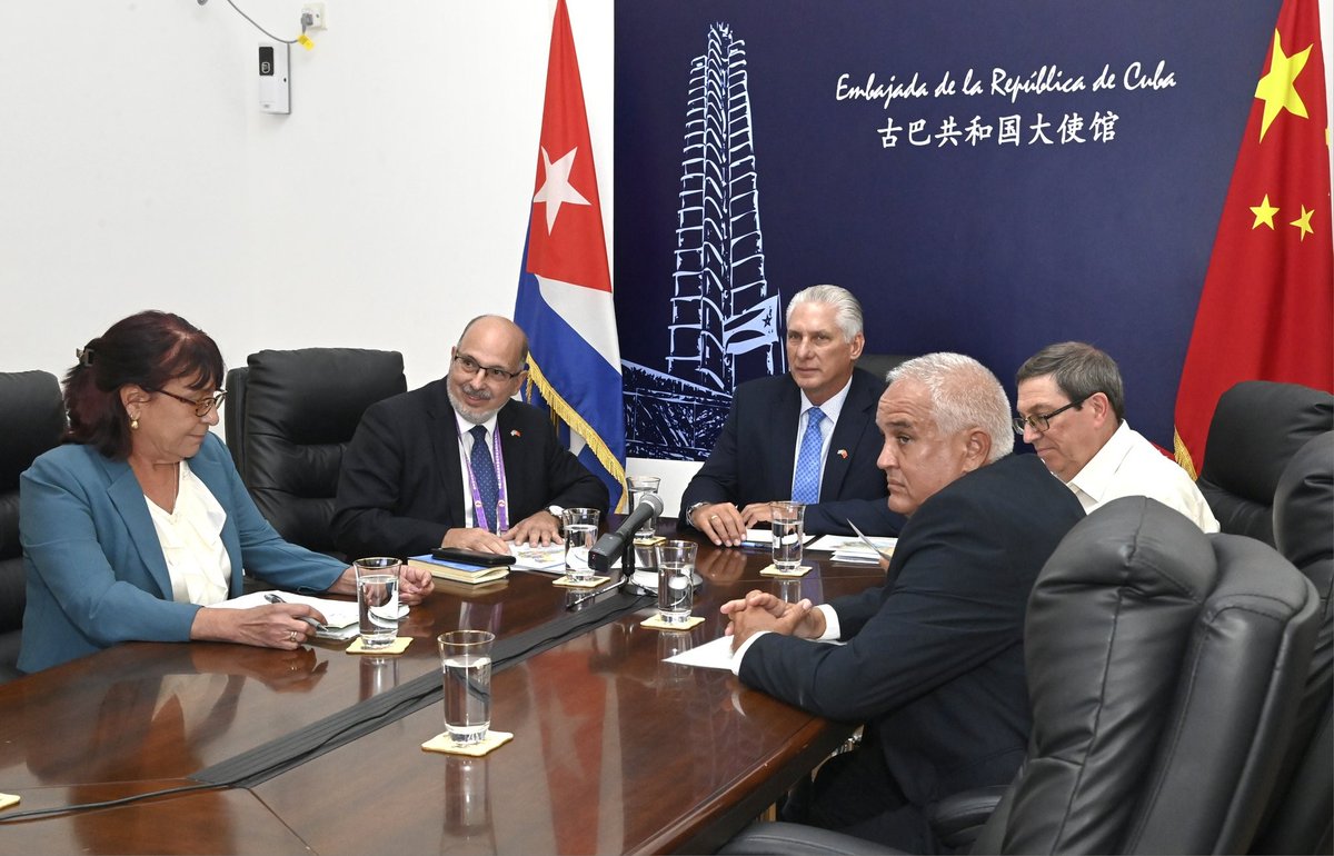 CanalCaribeCuba's tweet image. El presidente @DiazCanelB, como parte de su programa de  actividades en Beijing, sostuvo desde la embajada cubana, y a través de  videoconferencia, un intercambio con integrantes de la Misión Médica  Cubana en este país.