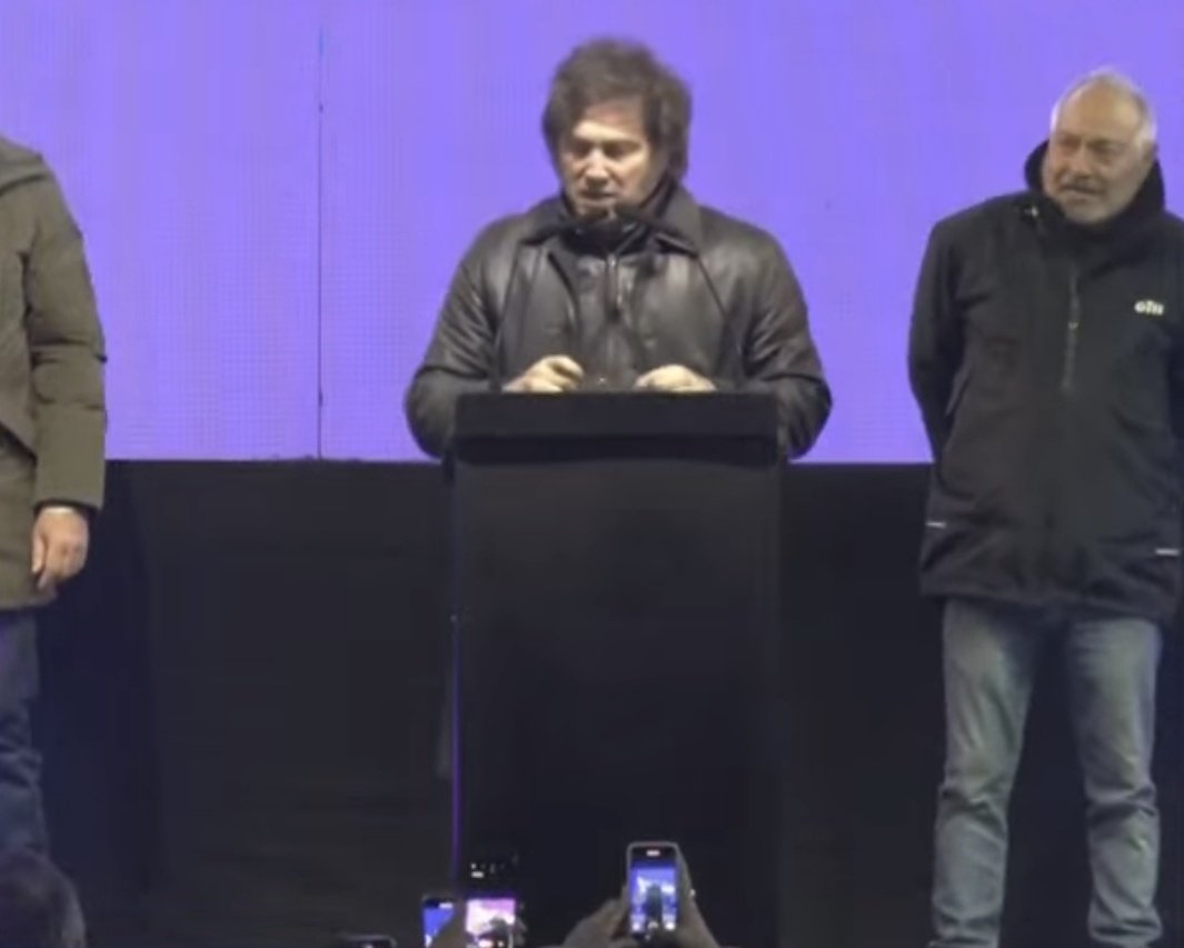 🟣✅️AHORA EN MORENO| Habla Javier Milei.
Los kukas tiraron piedras pero la tienen adentro.
