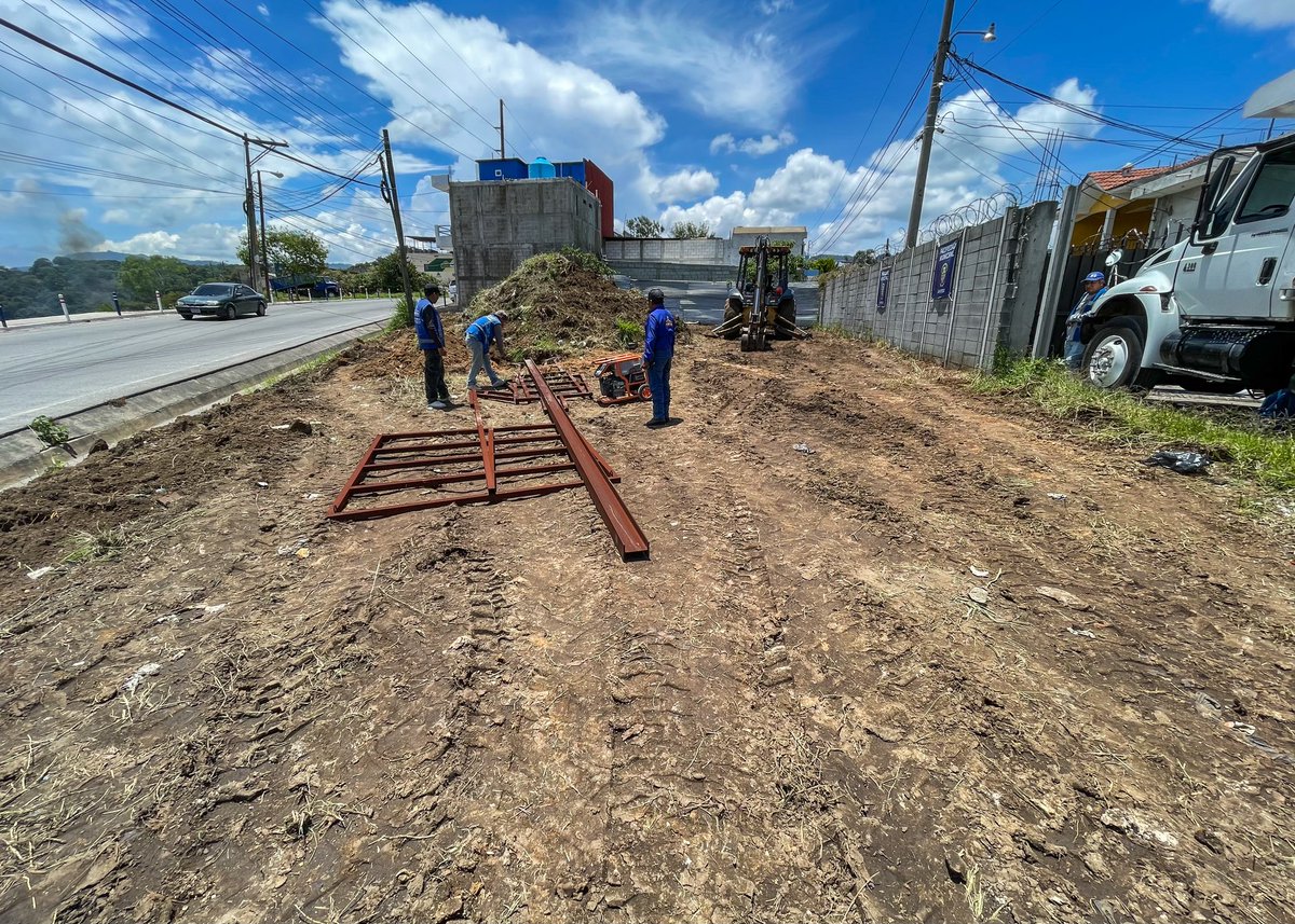 Trabajos de limpieza en sector de Colonia San Francisco del Bosque 3, contribuyendo a mantener espacios más limpios y saludables para todos. 💯 #SanJuanSacAvanza
#obrasquetransforman
#sanjuansacatepéquez