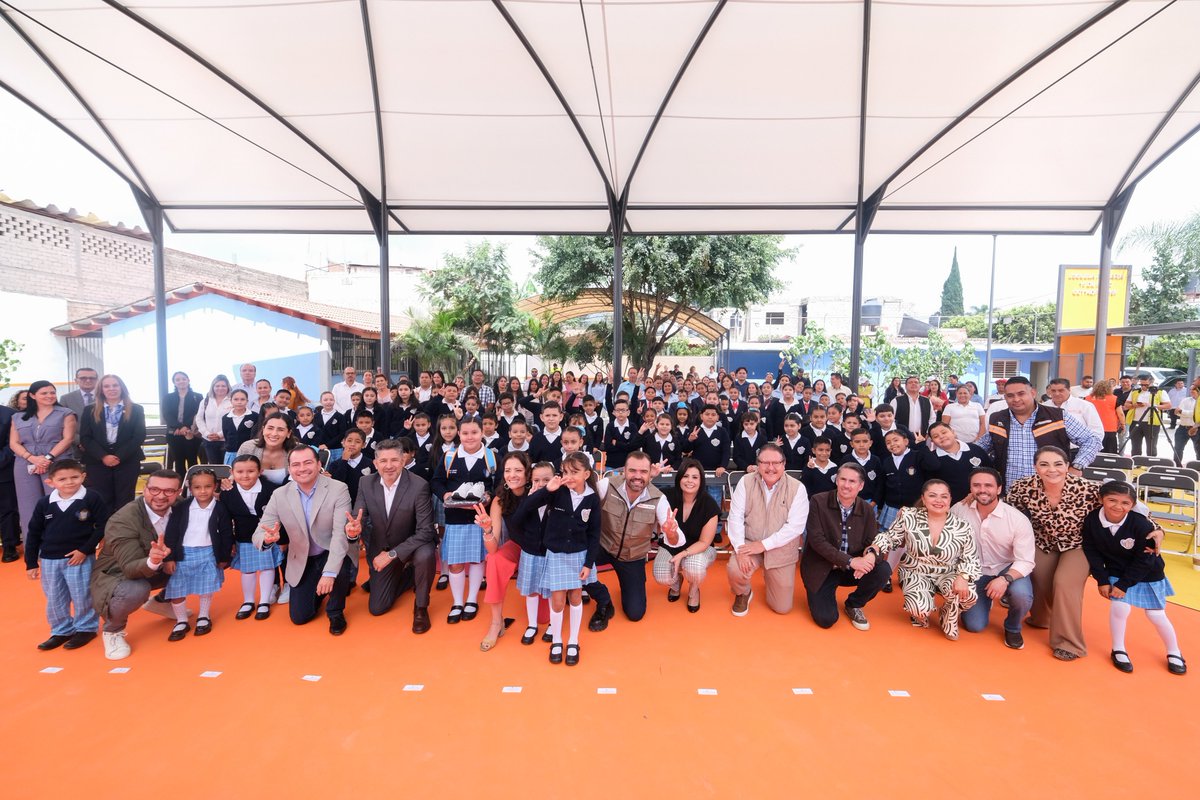 Hoy <a href="/GobTlajomulco/">Gobierno Tlajomulco</a> cuenta con un nueva escuela: la primaria 15 de Mayo. Un plantel moderno y seguro que abre sus puertas a más de 700 niñas y niños, brindándoles un espacio donde podrán aprender, creer y construir sueños.