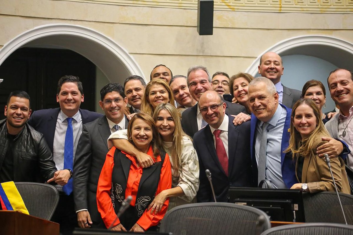 soyconservador's tweet photo. ¡Ganó Colombia y la democracia! 
La bancada del Partido Conservador en el Senado de la República celebra la elección del Doctor Carlos Camargo Assís, como nuevo Magistrado de la Corte Constitucional. Una decisión democrática que reafirma la independencia y autonomía de las decisiones del Senado de la República, en un momento trascendental como el que vive el país.  

Con este voto de confianza que hoy le entrega el Senado al Doctor Camargo con su elección, asume un compromiso con todos los colombianos y la democracia.  

Estamos seguros de que sus actuaciones estarán guiadas en defensa de la Constitución, la ley, los principios democráticos que nos unen como nación, los cuales son la garantía para todos ciudadanos sin excepción.