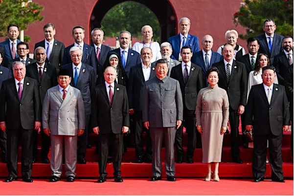 Look what we've got here! X marks the spot. Our former beloved leader, Premier of Victoria, Covid Alarmist Supreme, with a bunch of comrades. Or maybe it's just a lookalike?