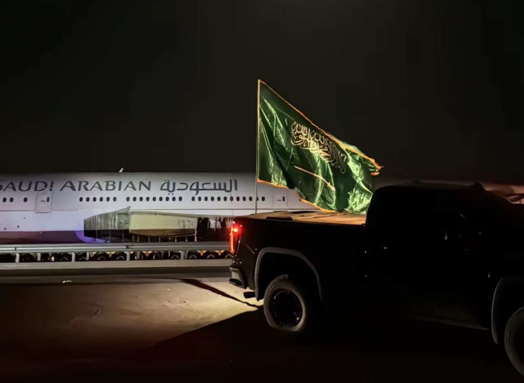 «دارٍ لها بالقلب عشق وتكاليف 
يا علّ عينٍ ما هوتها كفيفه🤍 🇸🇦»