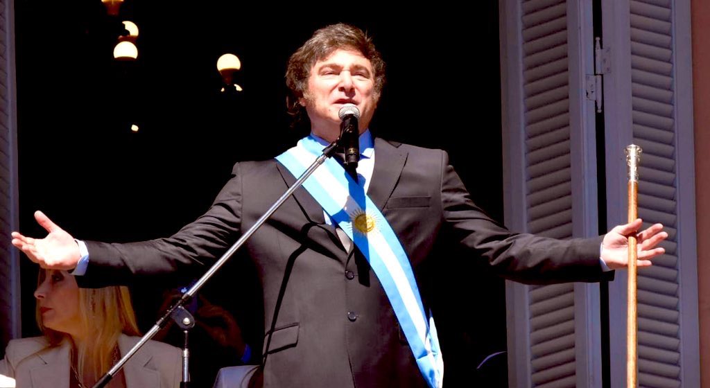 Este domingo los bonaerenses tienen la chance de oro de empezar a enterrar al Kirchnerismo en la provincia. Quedarse en casa NO ES UNA OPCIÓN, del otro lado van a ir a votar todos, acarreados por punteros políticos a cambio de unos pesos y un bolsón de comida. Es el momento de