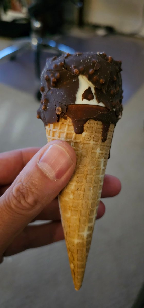 ridrid82's tweet photo. Remember when #drumsticks weren't the size of a quarter #smallsmallsmall @nestle https://t.co/t3QOdH9Xn3