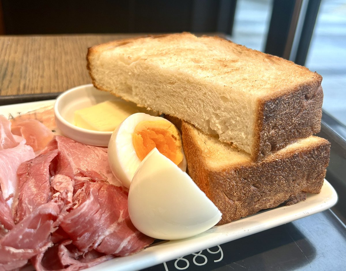 mint050417's tweet image. 今日のランチはブーランジェリーカフェで🤗
モーニングセット（パンドミ🍞）💚
モーニングが間に合ったので注文。メインのパンドミにハムの盛り合わせ、ゆで卵、サラダ、ドリンクが付いたセット。モーニングというよりランチ寄りの豪華な内容〜🥳
#ランチ
#PAUL #ポール
#ブーランジェリー
#カフェ